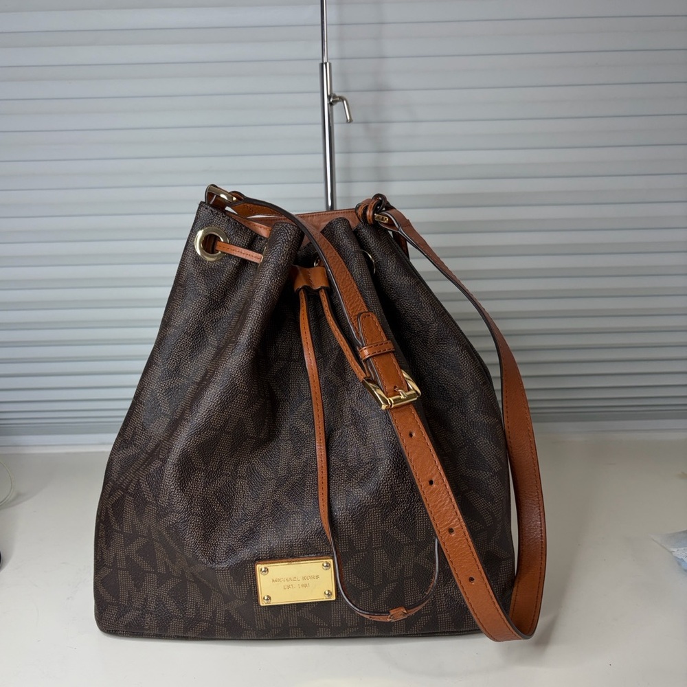 Michael Kors Jules large drawstring bucket bag
